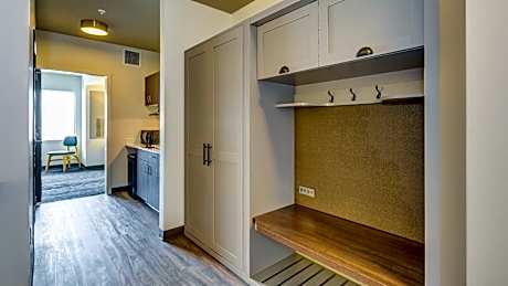 King Suite with Hearing Accessible Tub - Non-Smoking
