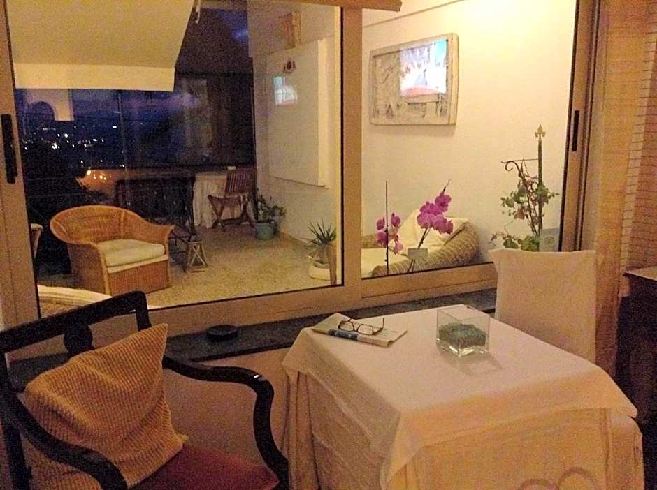 Akrotiri Hotel