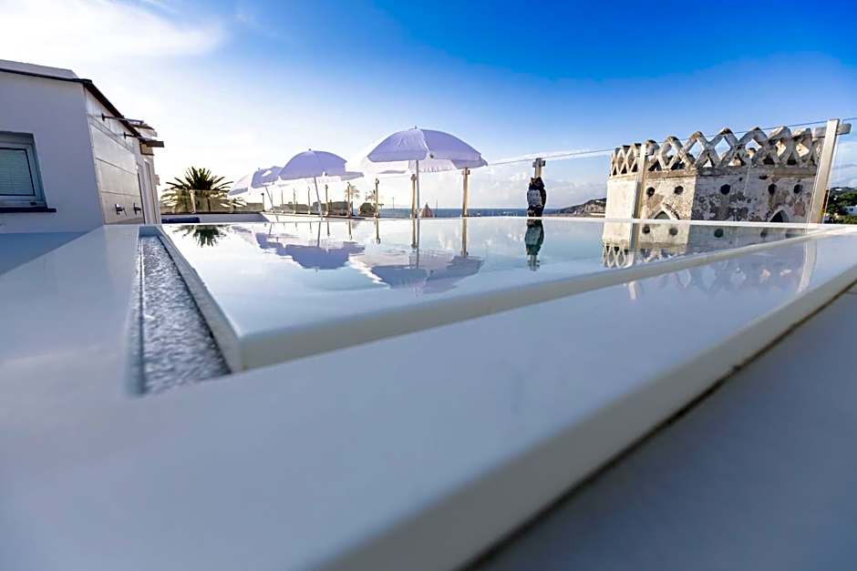 White 1903 - Rooftop Pool & Luxury Rooms