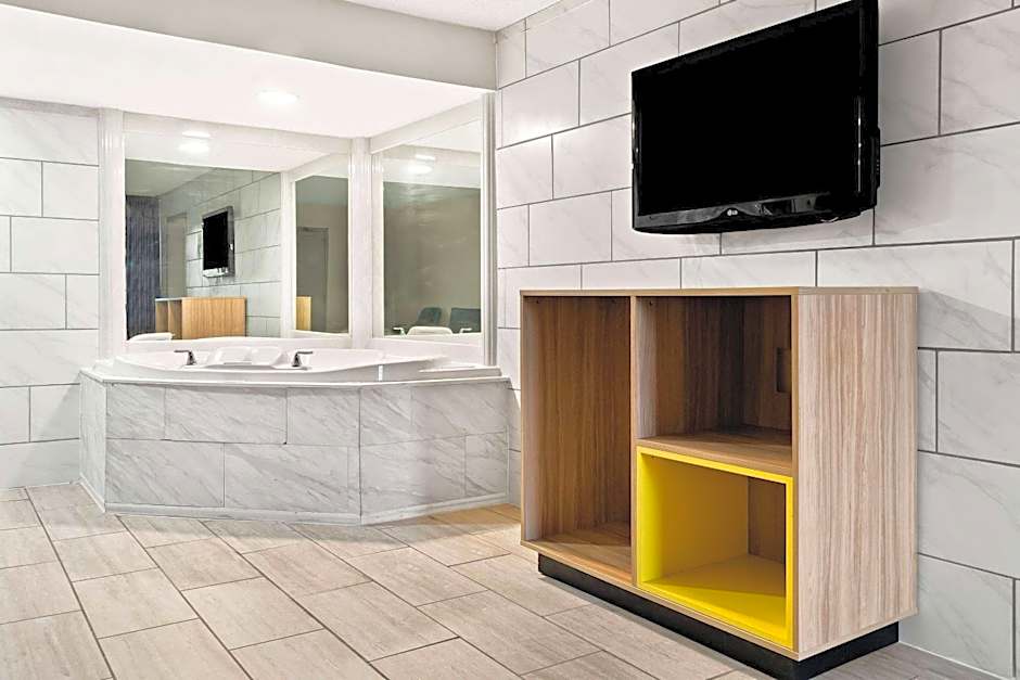 Days Inn & Suites by Wyndham Warren