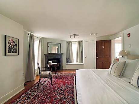 Premium Room, 1 King, Fireplace