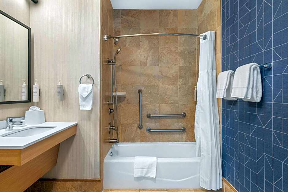 Spark by Hilton Bakersfield Central