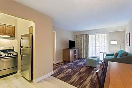 1 Kg 1Bdrm Suite W/Kitchen-Balcony Nonsmoking