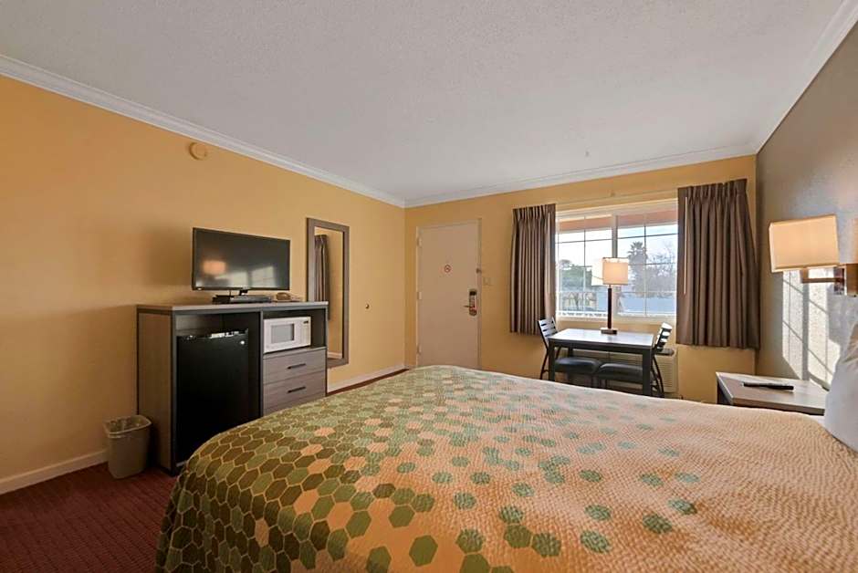 Econo Lodge Woodland near I-5