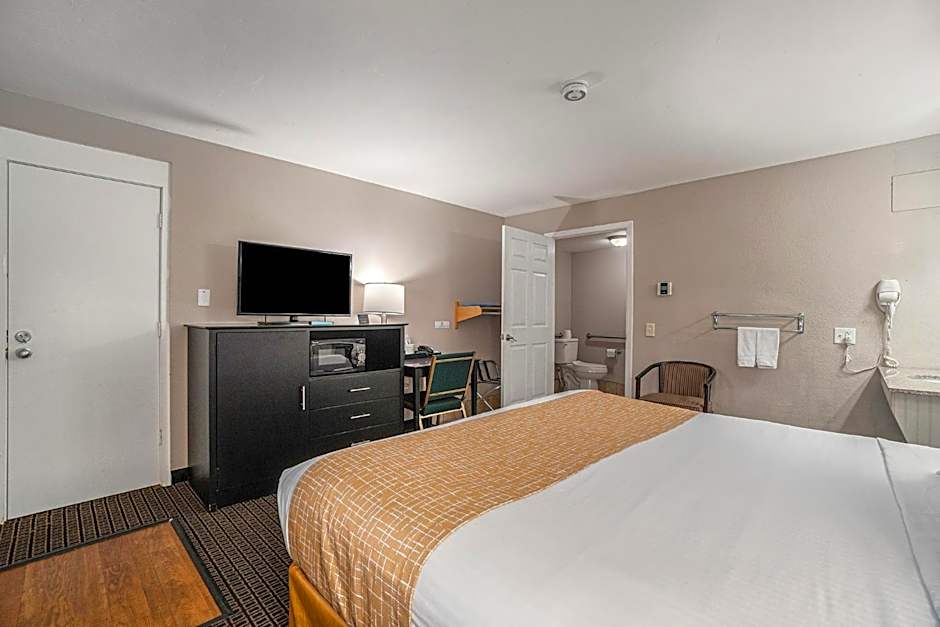 Travelodge by Wyndham Traverse City MI