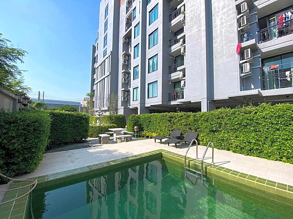 RQ Bangkok Sukhumvit 107 by Collection O