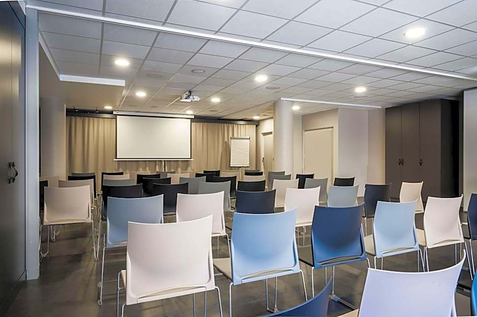 Best Western Plus Suitcase Paris La Defense