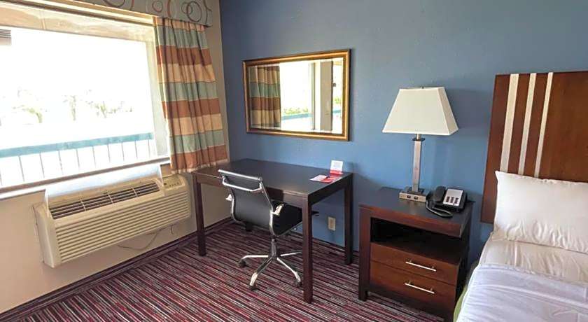 Econo Lodge Inn & Suites