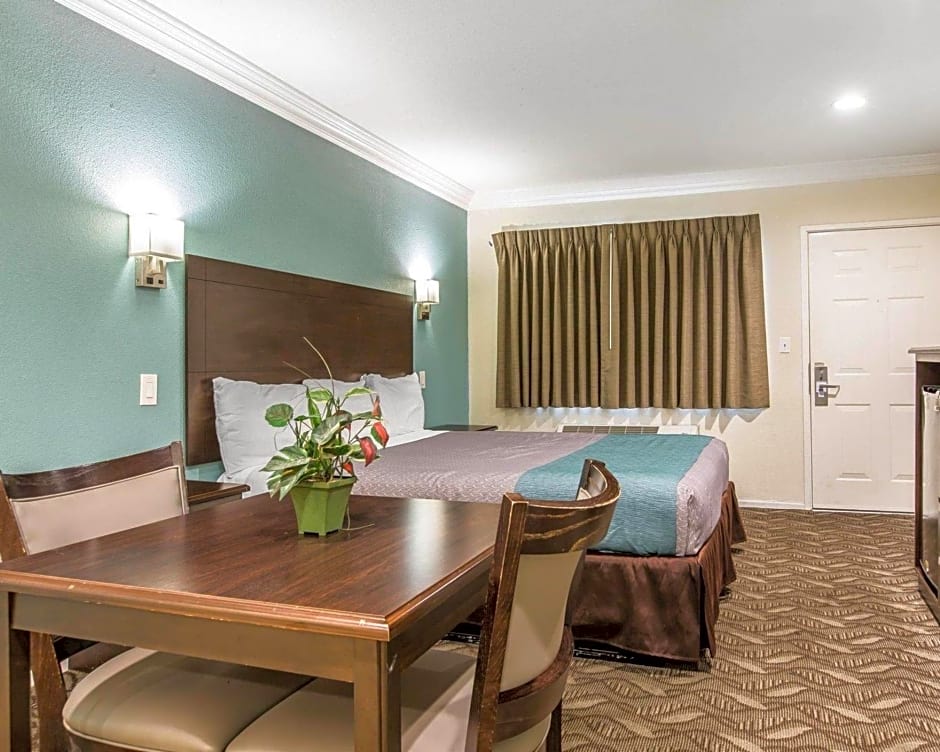 Rodeway Inn & Suites