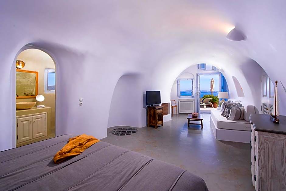Pezoules of Oia