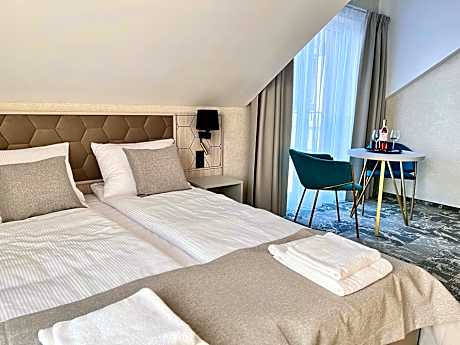 Deluxe Double Room (2 Adults + 1 Child)