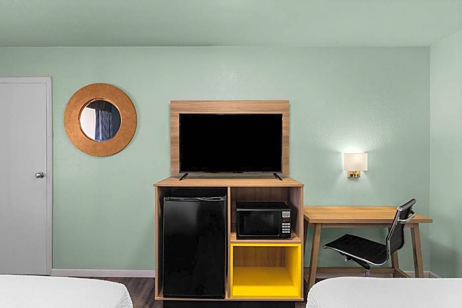 Days Inn by Wyndham Pratt