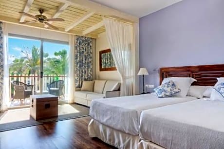 Deluxe Club San Juan Triple Room with Access to Amusement Park (2 Adults + 1 Child) + 1 access to Ferrari Land