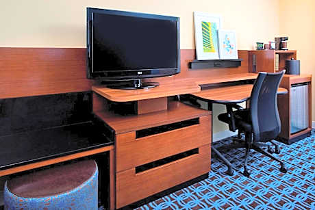 One-Bedroom Family Suite with Adapted Tub - Mobility and Hearing Accessible