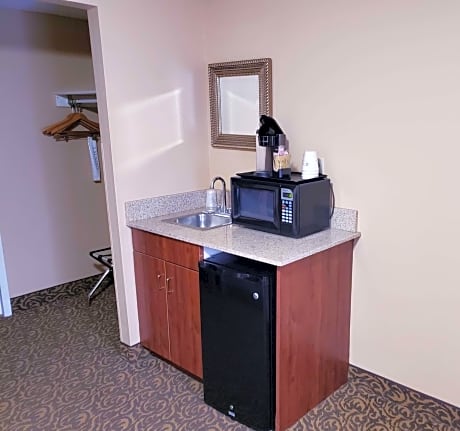 King Suite with Sofa Bed and Whirlpool - Nonsmoking