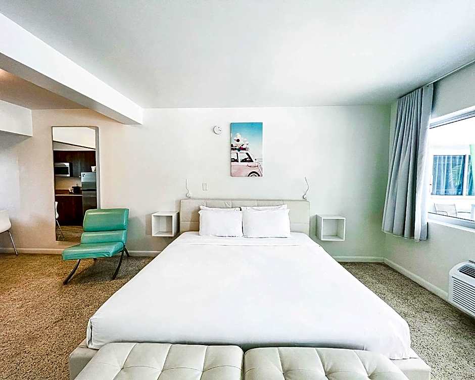 Photo 1 of 4 of Deluxe 1 King Bed