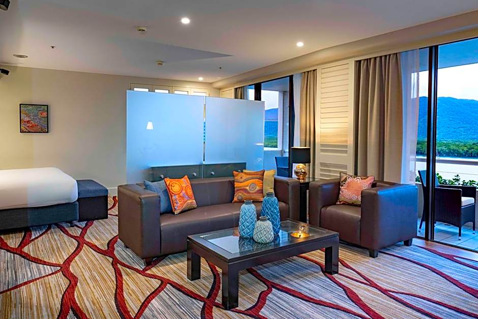Hilton Cairns