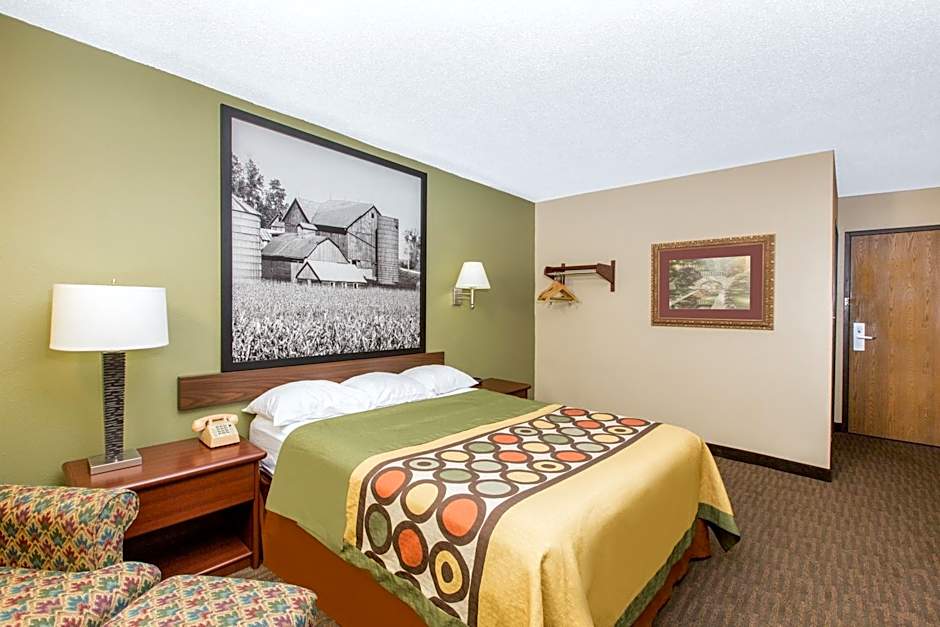 Super 8 by Wyndham Fairmont