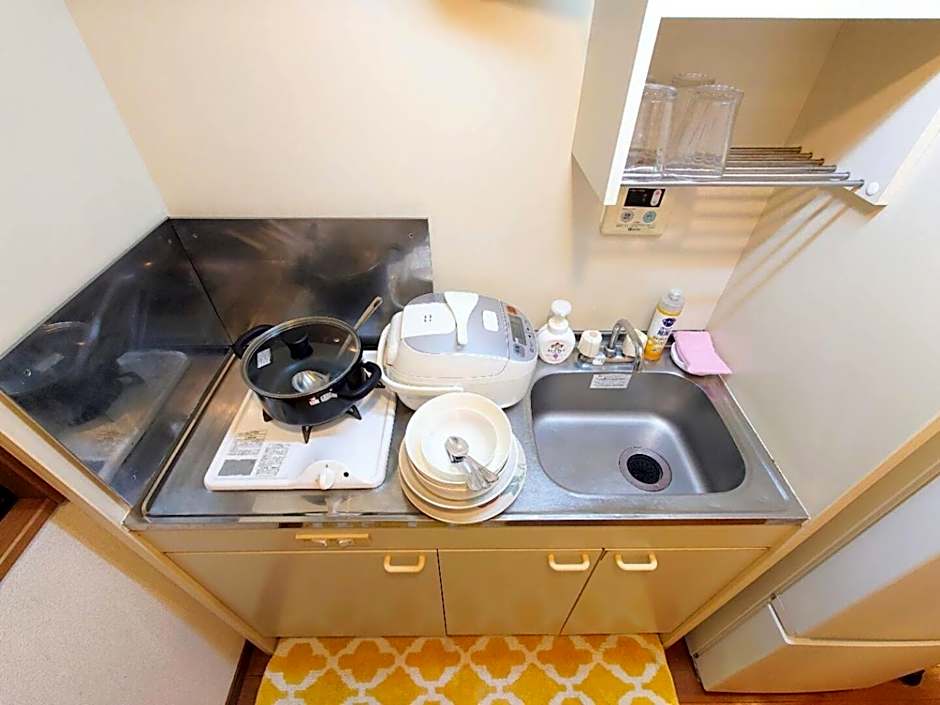 honeys guest house elevator , wash machine, huge closet space, private bathroom, walk to skytree in 10 minutes