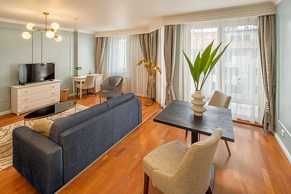 Queen'S Court Hotel & Residence