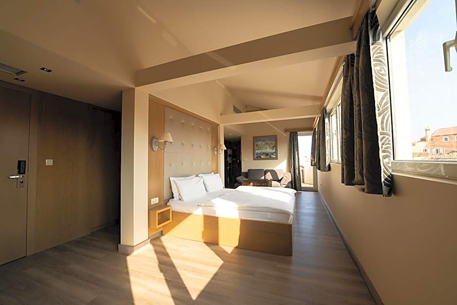 Photo 1 of 6 of 1 Bedroom Suite, City View, Balcony