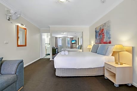 Three-Bedroom Apartment with Spa Bath
