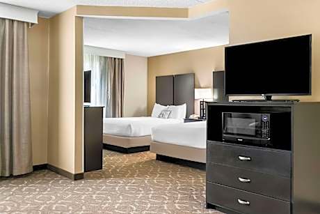 Queen Suite with Two Queen Beds and Kitchenette