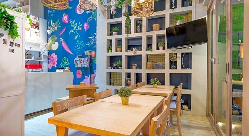 Kinnon Deluxe Hostel Coworking Cafe