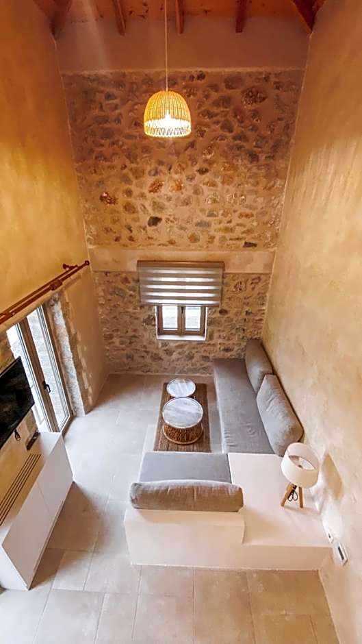 Mani Luxury Suites and Studios in Gytheio with Private Pools