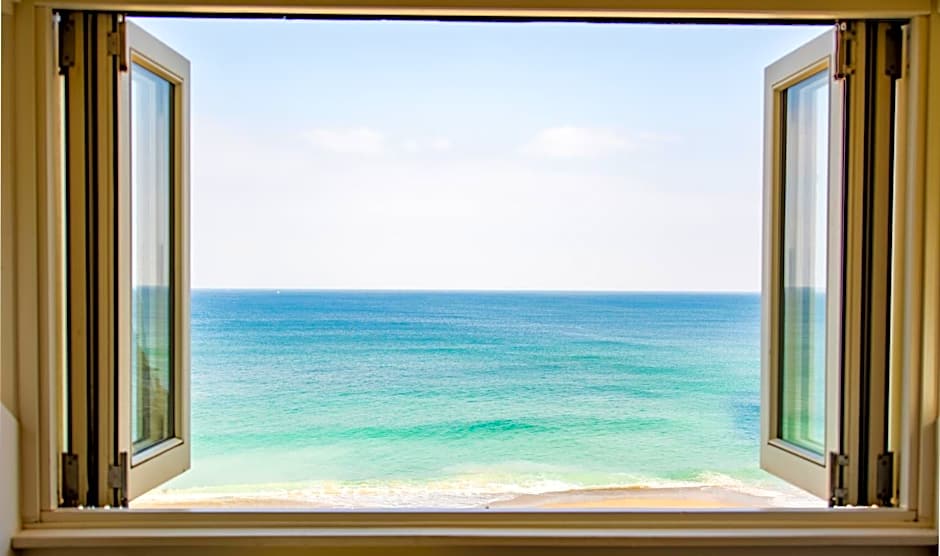 Tolcarne Beach Colonial Restaurant and Rooms