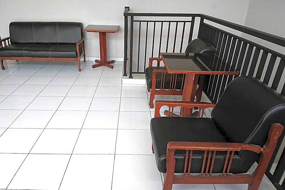 RedDoorz near Stasiun Tawang Semarang