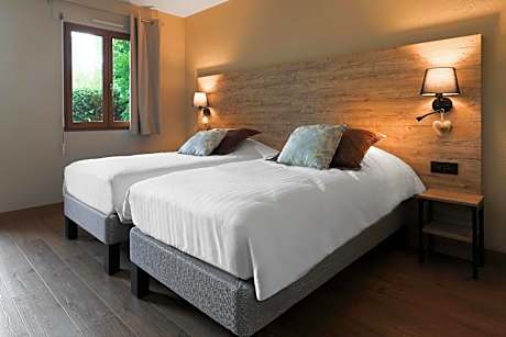 Chambre, côté jardin, terrasse, vue sur piscine