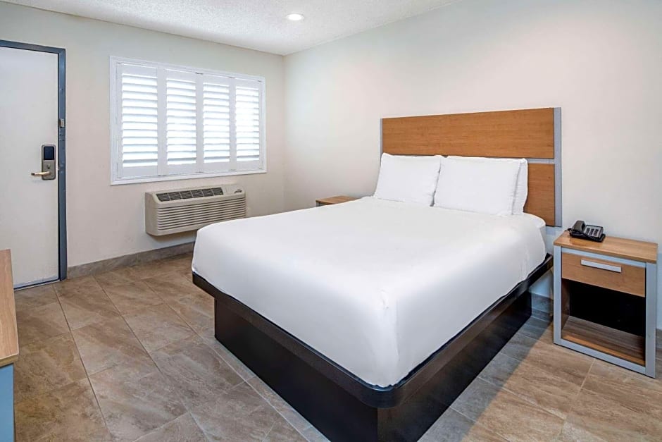 Super 8 by Wyndham Bakersfield CA