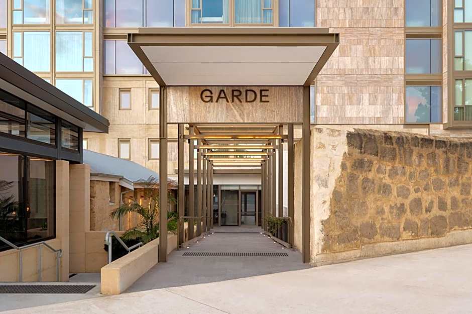 Garde and Warders Hotel
