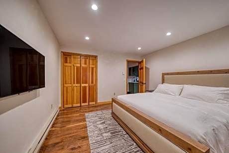 One-Bedroom Apartment with Balcony and Mountain View