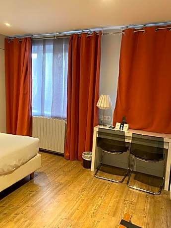King Room with Roll-In Shower - Disability Access