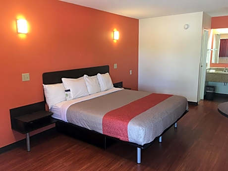 King Room - Disability Access - Non-Smoking