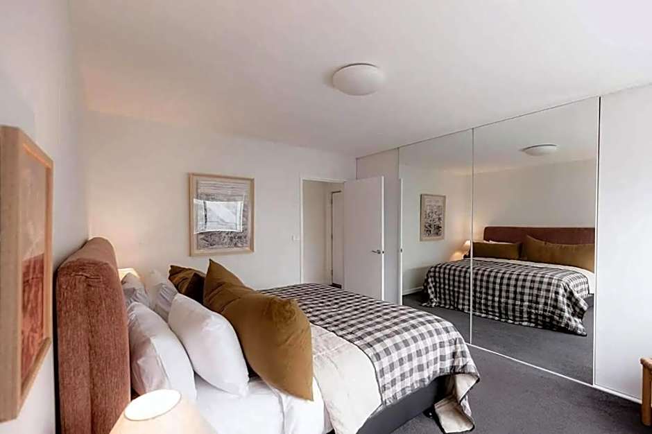 Battery Point apartment with river views