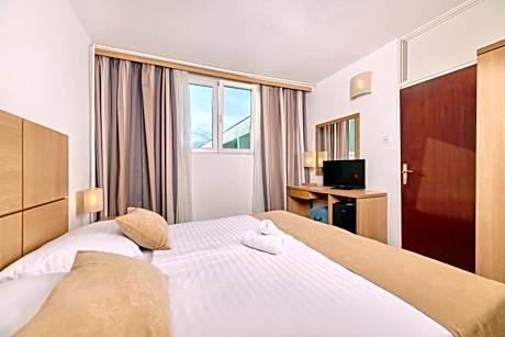 Comfort family room with balcony