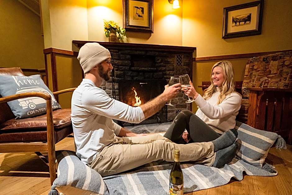 Johnston Canyon Lodge & Bungalows