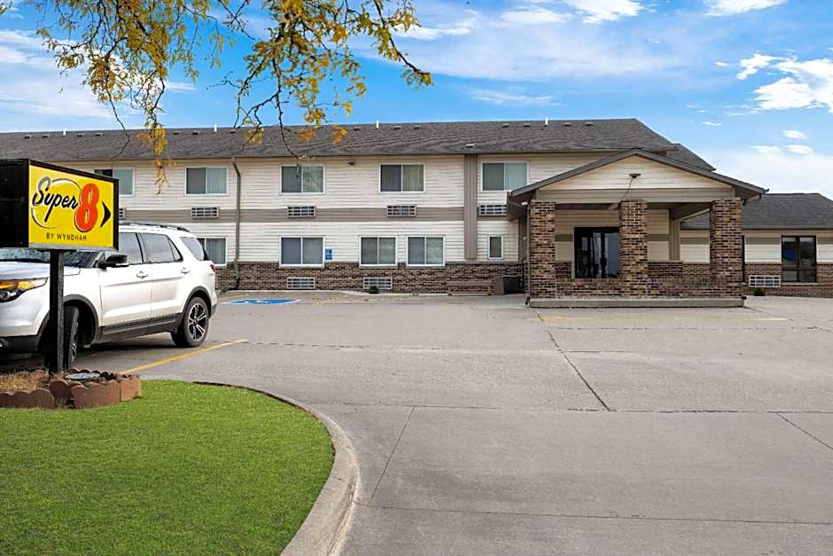 Super 8 by Wyndham Waverly