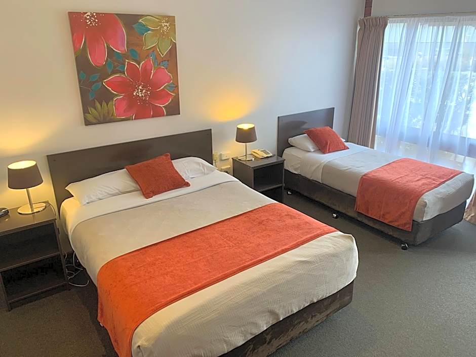 Ploughmans Motor Inn