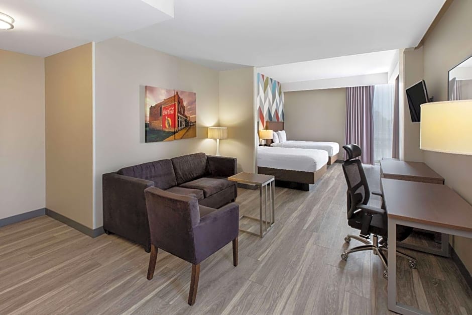 La Quinta Inn & Suites by Wyndham Tulsa Downtown - Route 66