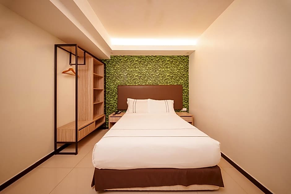 Photo 1 of 8 of Deluxe 1 Queen Bed