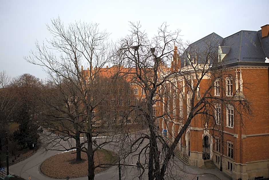 Oak Tree Old Town Apartments