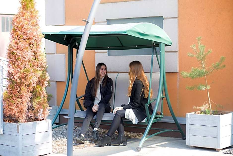 Hotelik Okęcie 39 - Nocleg i Parking Blisko Lotnisko Okęcie