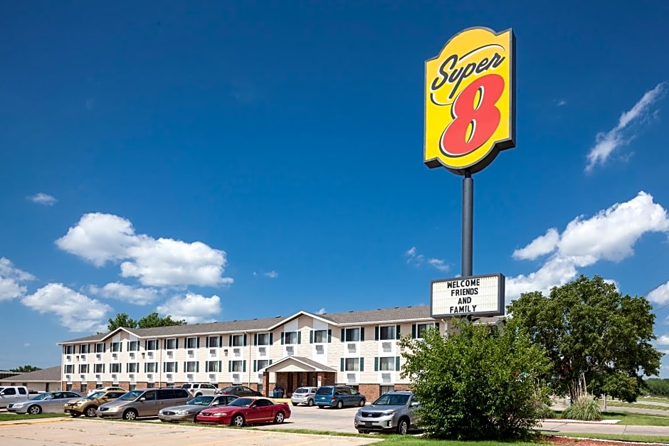 Super 8 by Wyndham Manhattan KS