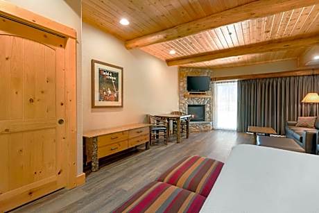 King Suite with Sofa Bed and Jetted Tub - Pet Friendly