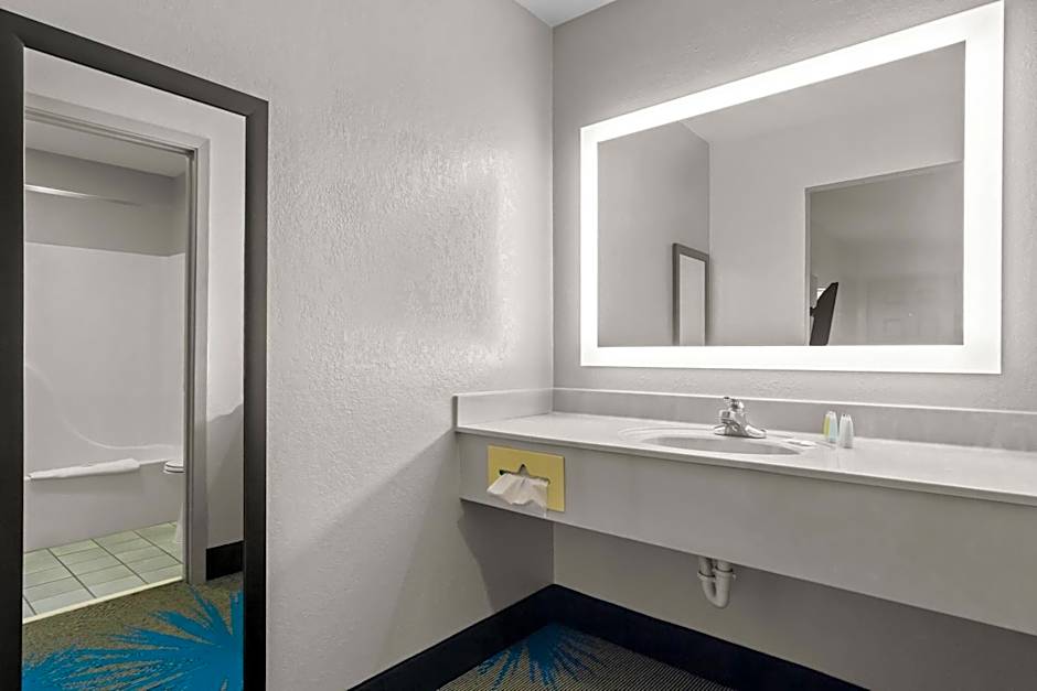 Days Inn by Wyndham Ocean Springs