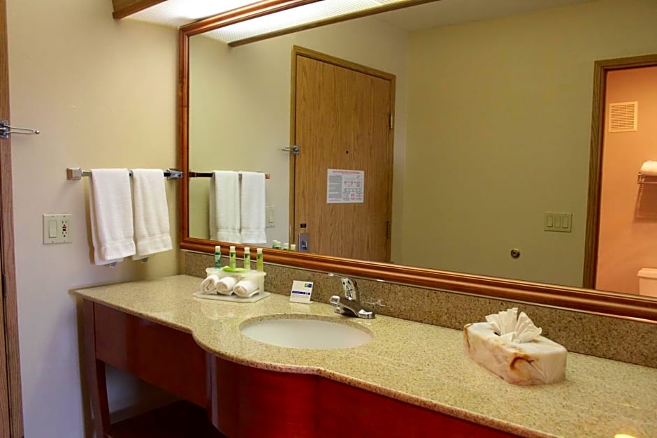 Holiday Inn Express Corning, an IHG Hotel